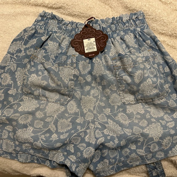 Belted shorts - Picture 2 of 3